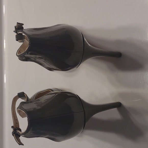Nine West Halinan Gray Patent Leather T Strap Heels Sz 9.5 Ankle Strap - Picture 5 of 7